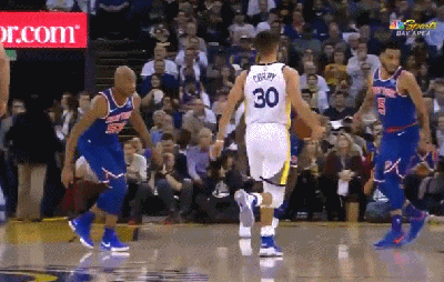 水花连线！库里妙传助攻汤普森上篮