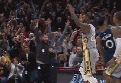 LBJ先后与奥斯曼汤普森撞胸