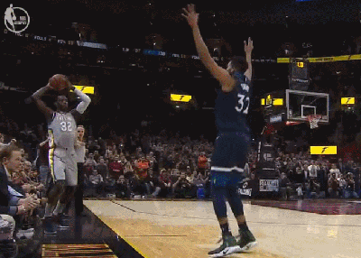 詹姆斯上演金鸡独立压哨绝杀