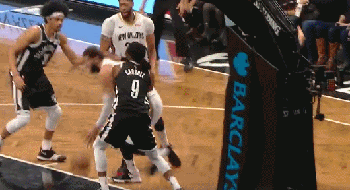 浓眉哥混乱中杀出补扣!