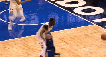 海佐尼亚无视字母哥防守轻松上篮!