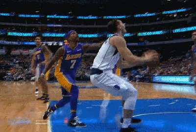 小托马斯拉拽放倒对手吞1级恶犯