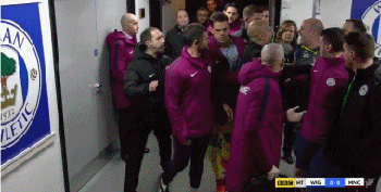 双方主帅中场争吵