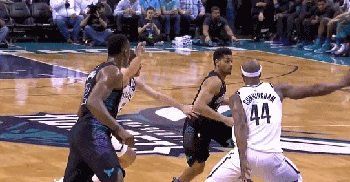 魔兽统治篮下强起暴扣!