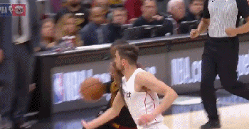 詹姆斯强突篮下打成2+1!