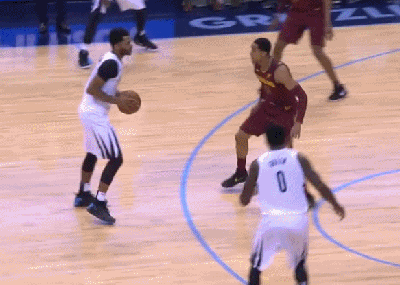 克拉克森站定防守被肘击倒地