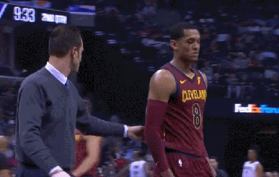 队医陪同克少离场治疗