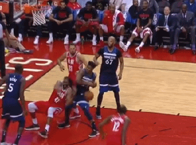 巴特勒拼抢中受伤