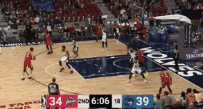 周琦突破上篮得分