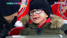 小球迷忍不住哭泣