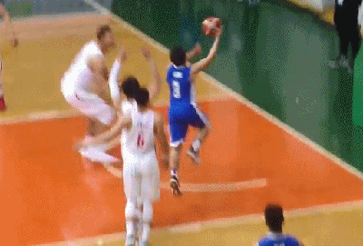 易建联钉板帽被吹干扰球