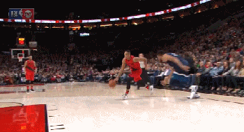 CJ失去平衡打进高难度上篮