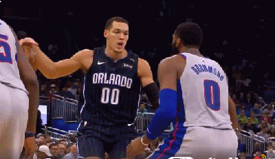 戈登穿越人缝完成反手上篮!