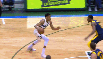 字母哥上演推土机式扣篮!