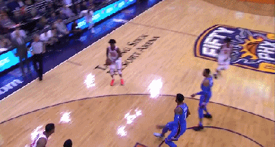 面对乔治的防守，杰克逊一个转身将其过个干净！