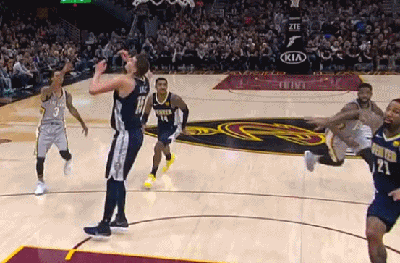 詹姆斯的一次空接引发判罚争议