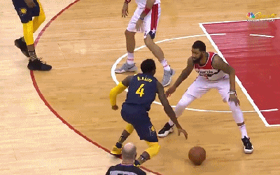 奥拉迪波加速杀入油漆区上篮