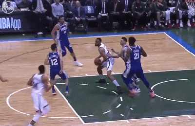 雄鹿撞墙配合！字母哥空切劈扣