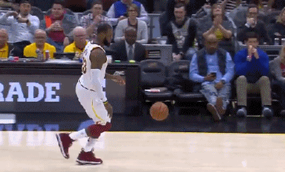 詹姆斯直奔前场果断出手霸气命中三分