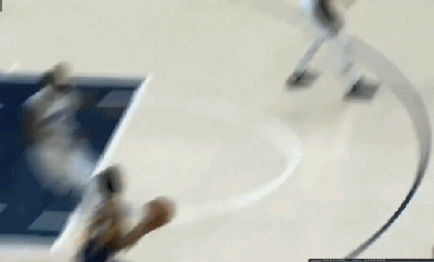 米切尔坐地运球助卢比奥突破上篮