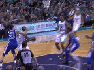 MKG抱怨在上篮被对方撞翻后没有得到哨子