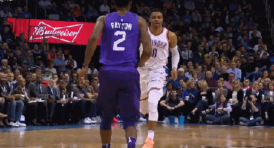 威少坦克推进强硬上篮