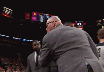 惹事球迷被请出球场