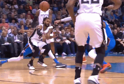 盖伊虚晃避开乔治，右翼急停抽射