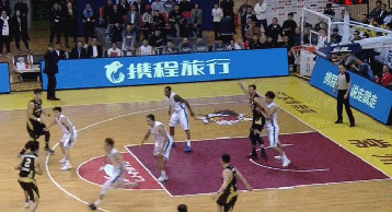 丁彦雨航强突两人漂移跳投命中