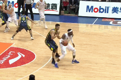 李根开启推土机模式,碾压赵睿上篮