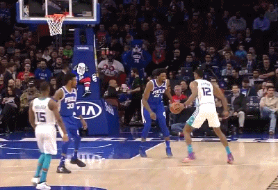 恩比德一跃而起大帽霍华德