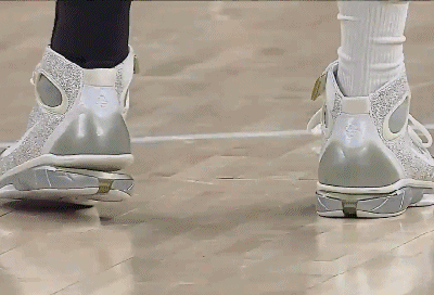 “师弟”被迫更换球鞋