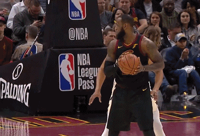 詹皇高位持球，击地直塞助攻格林空切暴扣