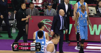 北京主帅雅尼斯以及球队翻译官一直在示意哈德森走步