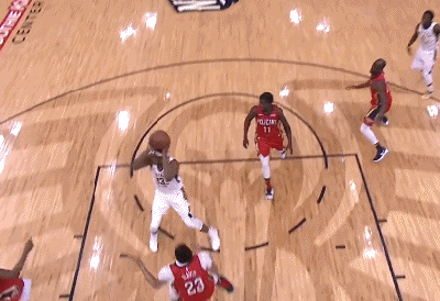 浓眉哥守护禁区一掌扇飞赛迪斯-杨