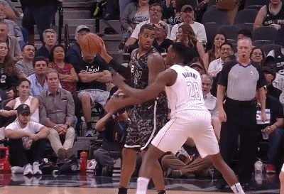 阿德翻身跳投无视马辛米防守