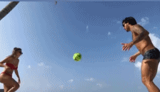 近日，高拉特夫妻正度假放松，黛安在个人ins中更新多段视频，向广大粉丝展示了二人愉快的假期时光。