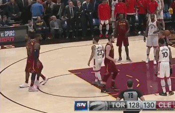 骑士主场132-129险胜猛龙，这场比赛最后时刻出现了一个非常有趣的花絮，猛龙小将范弗里特在詹姆斯罚球后想和他击掌，詹姆斯第一时间没有看到，随后主动伸手击掌。