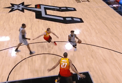 阿德不看人传球，助攻米尔斯外线开炮