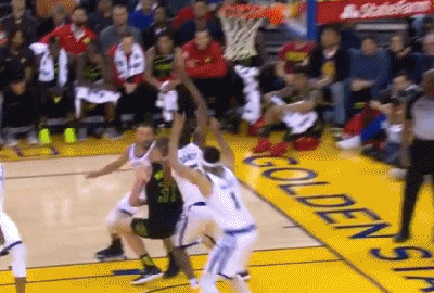 库里被麦基误伤一刻