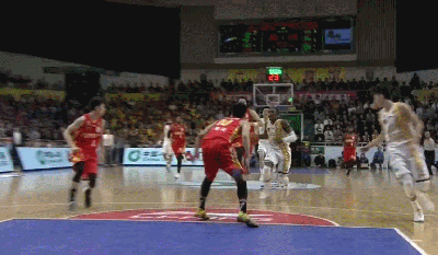 身体素质惊人!赵岩昊全身扭曲上篮得手