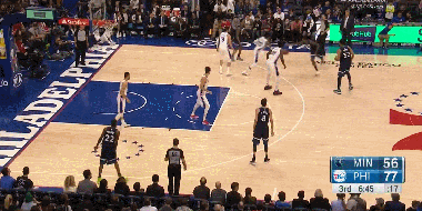 恩比德单臂暴扣！