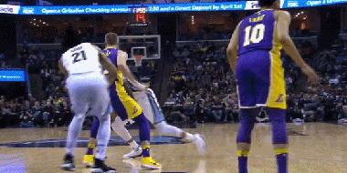 马丁连线戴维斯空接转身暴扣