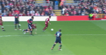 昨晚进行的利物浦对阵拜仁的传奇赛中，上半场代表利物浦出战的阿隆索助攻给了齐格勒破门，帮助拜仁打入一球，上演了足球场上的“无间道”。