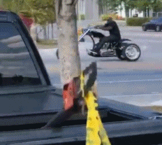 前NBA球星奥尼尔近日更新社交媒体，晒出一段他骑着自己的定制摩托在街上兜风的视频。