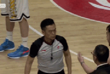 睢冉被吹违体，凯撒喷裁判被吹T