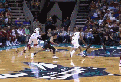 詹姆斯空接暴扣追平乔丹