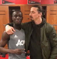 今天，拜利在个人的ins上又发布了一段自己与重返曼联与队友告别的伊布合拍的一个小视频。视屏中伊布搂着拜利并亮出了“砂锅这么大的拳头”，说道“嘿，你让谁滚蛋的？”两人之后也是大笑着抱在一起。拜利还给视屏配文：Fxxx offfffff @伊布 #便便表情。不过拜利还是在后面道出了真实的祝福“感谢你所做的一切，传奇。”