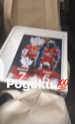 博格巴在个人ins上晒出了著名漫画《七龙珠》的主人公孙悟空身穿曼联球衣的特效图，并配文：博悟空，100。