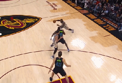 詹姆斯华丽转身上篮两分到手